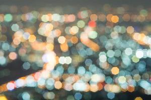 abstracto, hermoso paisaje de bokeh de la ciudad por la noche, luz de bokeh y puesta de sol de ciudad borrosa foto