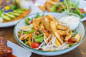 La ensalada tempura de champiñones contiene champiñones ostra rey fritos y crujientes. foto