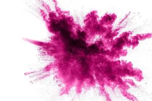 explosión de polvo rosa aislado sobre fondo negro. foto