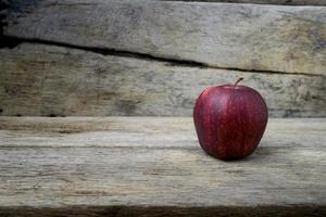 manzanas rojas y fondo de madera foto