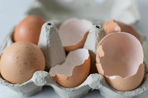 huevos y cáscara de huevo agrietados en el mismo recipiente, día de pascua