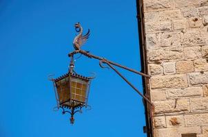 lámpara de la calle en la luz del sol amigable en primavera en la hermosa Italia foto