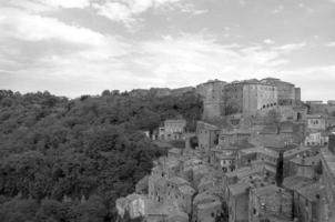 toma en escala de grises de un antiguo pueblo en italia foto