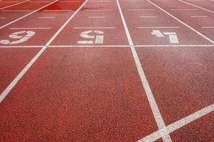 toma en ángulo alto de una pista de entrenamiento naranja foto