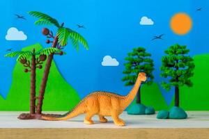 modelo de juguete de dinosaurio brachiosaurus sobre fondo de modelos salvajes foto