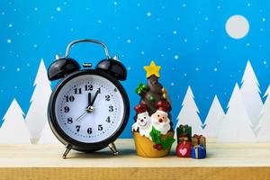 reloj y juguetes para niños para la decoración navideña. foto