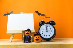 calabazas de halloween en mesa de madera foto