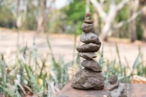 equilibrio de piedras zen foto