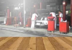 piso de madera y fondo de coche de reparación mecánica foto