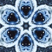 fondo abstracto de reflexión oscura. patrón de caleidoscopio en color negro y azul. foto gratis.