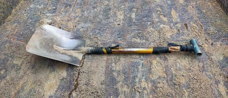 THIS shovel IS USED TO LIFT THE SAND OR LOWER THE SAND ON THE PICK UP CAR photo