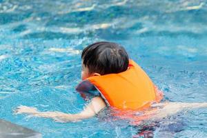 niño pequeño nadando en la piscina al aire libre, niños nadando en la piscina