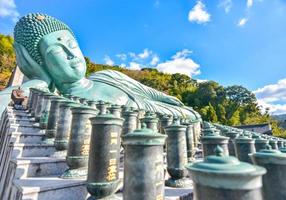 templo de nanzoin en un día de cielo azul foto