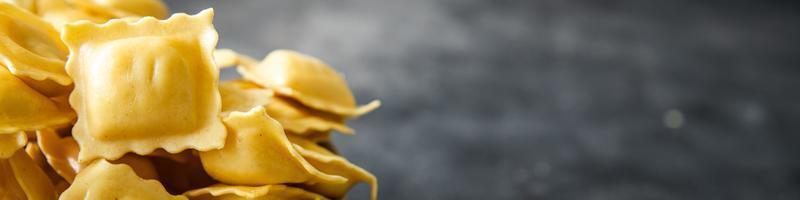 ravioles rellenos de pasta de forma cuadrada plato italiano comida fresca y saludable comida merienda dieta en la mesa espacio de copia comida foto