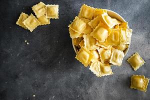 ravioles rellenos de pasta de forma cuadrada plato italiano comida fresca y saludable comida merienda dieta en la mesa espacio de copia comida foto