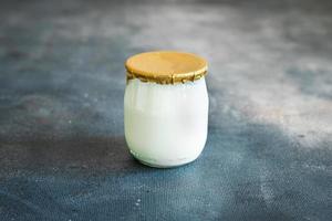 yogur natural tarro de cristal comida fresca y saludable comida merienda dieta en la mesa espacio de copia comida fondo rústico foto
