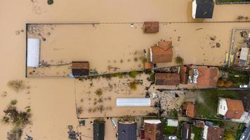 la vista aérea de drones de la lluvia torrencial provoca inundaciones repentinas en áreas residenciales. casas y caminos rodeados de agua. cambio climático. consecuencias de las fuertes lluvias. foto