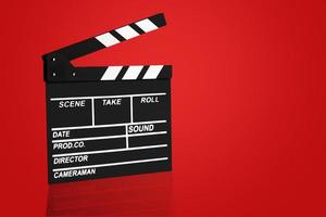 Tablero de chapaleta de película en blanco o tablero de cine de chapaleta de película, película de pizarra sobre fondo rojo. Trazado de recorte del concepto de cine incluido. foto