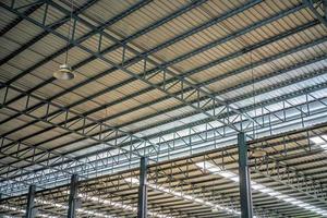 techo de chapa metálica y estructura de acero en fábrica, diseño de claraboyas que permite la entrada de masas de luz natural en la habitación foto