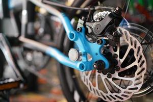freno de disco en bicicleta plegable, mantenimiento de bicicletas y concepto de reparación