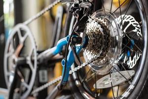 piñón de casete, engranajes de bicicleta con transmisión de 11 velocidades en bicicleta plegable, concepto de mantenimiento y reparación de bicicletas foto
