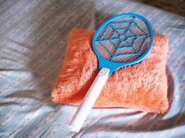 raqueta de mosquitos para matar mosquitos cuando se perturba el sueño foto