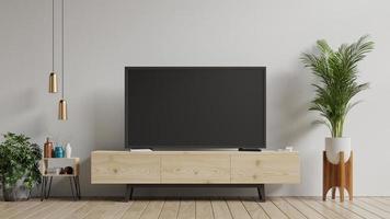televisión inteligente en la pared blanca de la sala de estar, diseño minimalista.