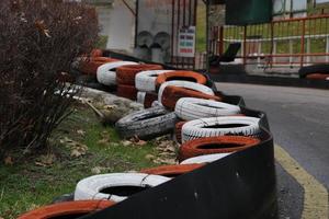 una visión diferente de los neumáticos de colores en el campo de karts 2022 turquía ankara foto