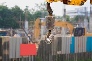 Grúa con fondo borroso del sitio de construcción foto