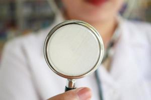 doctora en uniforme blanco con estetoscopio foto