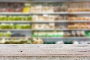 mesa vacía sobre un estante borroso con frutas en el supermercado foto