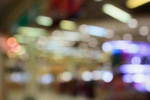 luz bokeh con gente en el centro comercial foto