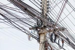 poste de energía eléctrica con cable foto