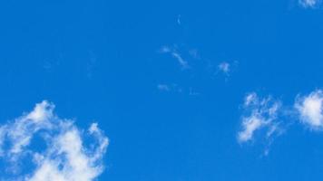 buen tiempo. cielo azul y nubes blancas. nubes sobre fondo de cielo azul. clima cálido. Primavera ha llegado foto