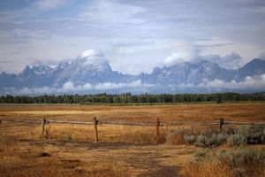 vista de las montañas rocosas grand teton en wyoming foto