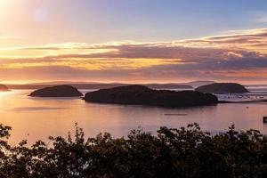 vista de las islas en el puerto a la hora del amanecer foto