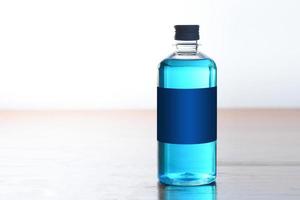 botella de alcohol azul para lavar heridas