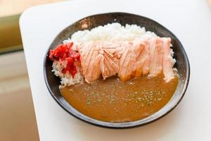 curry de salmón con arroz, comida japonesa foto
