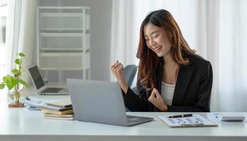 retrato de sonrisa hermosa mujer asiática de negocios traje computadora de escritorio de oficina de trabajo. pequeña empresa pyme gente empleado independiente en línea puesta en marcha diseñador de marketing telemercado exitoso banner foto