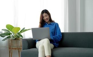 concepto de reclutamiento. niña buscando oportunidades de trabajo en línea, usando la aplicación de búsqueda de trabajo o el sitio web en una computadora portátil foto