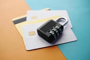 candado en tarjeta de crédito, concepto de seguridad de información de privacidad de datos de Internet foto