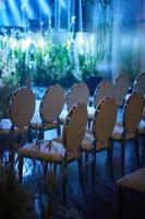 sillas blancas para la configuración de las decoraciones de la ceremonia de la boda foto