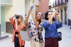 contenido amigos multirraciales tomando fotos de la calle