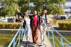 Mujeres positivas y diversas caminando por la pasarela. foto