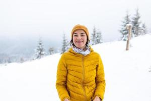 una mujer en el fondo de montañas cubiertas de nieve foto
