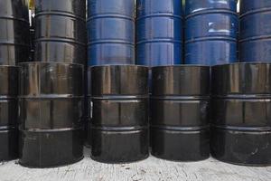 barriles de petróleo viejos o tambores químicos apilados, barril de petróleo de la industria foto