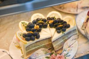 pastel en el estante con pastel de arándanos y limón en la panadería de la tienda foto
