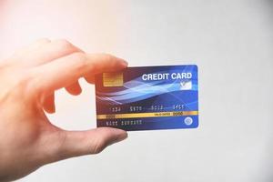 concepto de compra con tarjeta de crédito - mano con pago con tarjeta de crédito foto