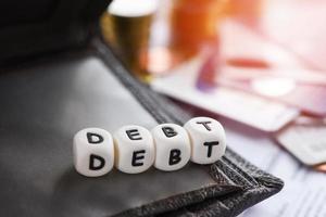tarjeta de crédito de deuda y pila de monedas de dinero aumento de pasivos por consolidación de deuda de exención foto