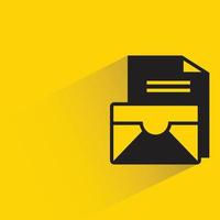 correo y carta sobre fondo amarillo ilustración vectorial